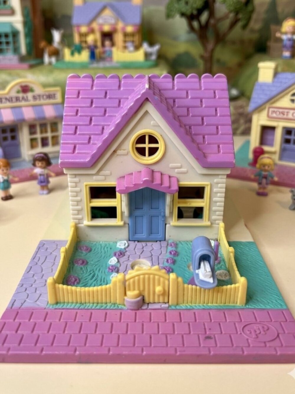 Vintage  Polly Pocket Cozy Cottage
